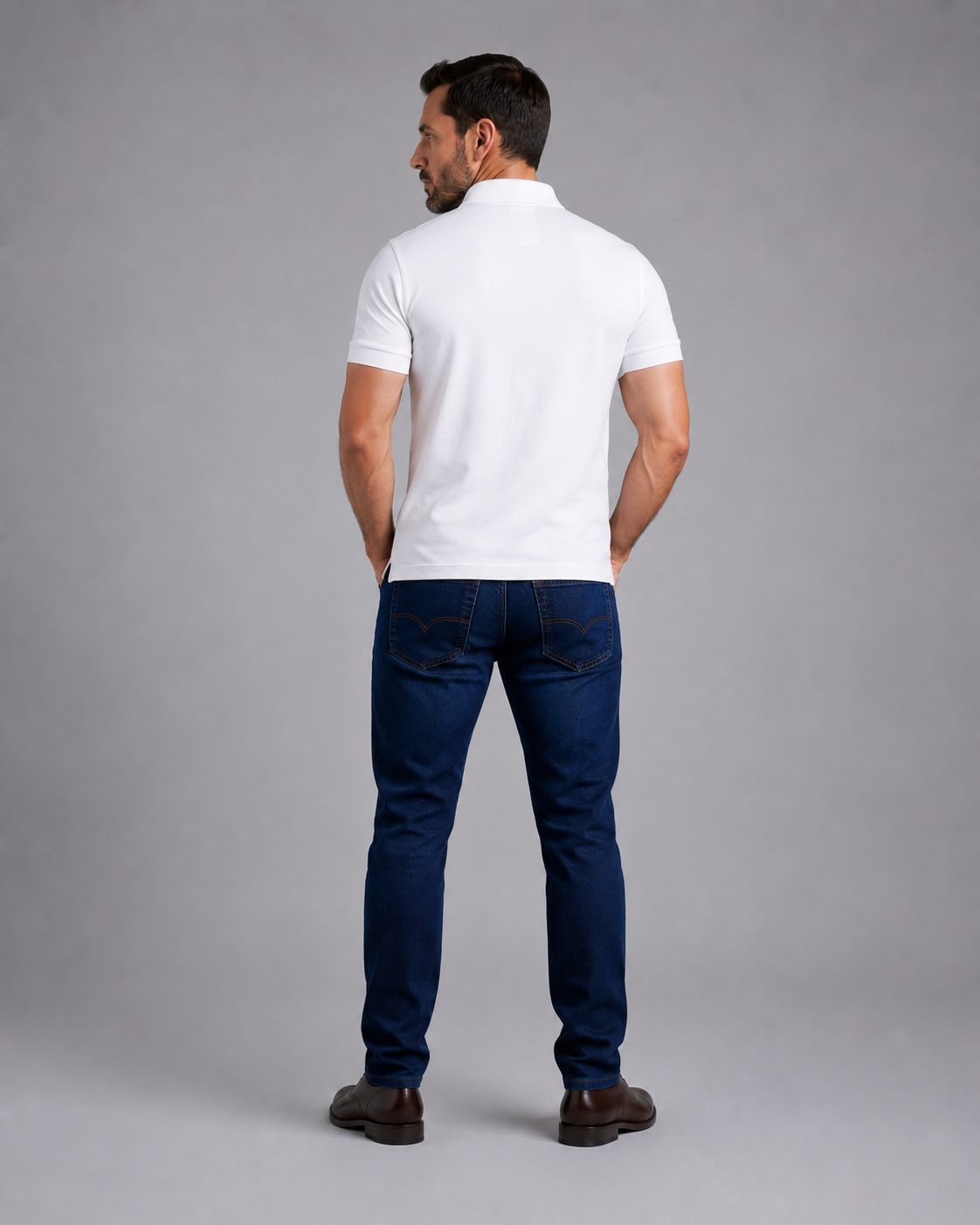 Camisa Polo branca corpo inteiro costas