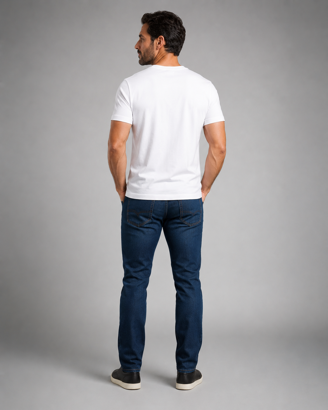 Camiseta branca corpo inteiro costas